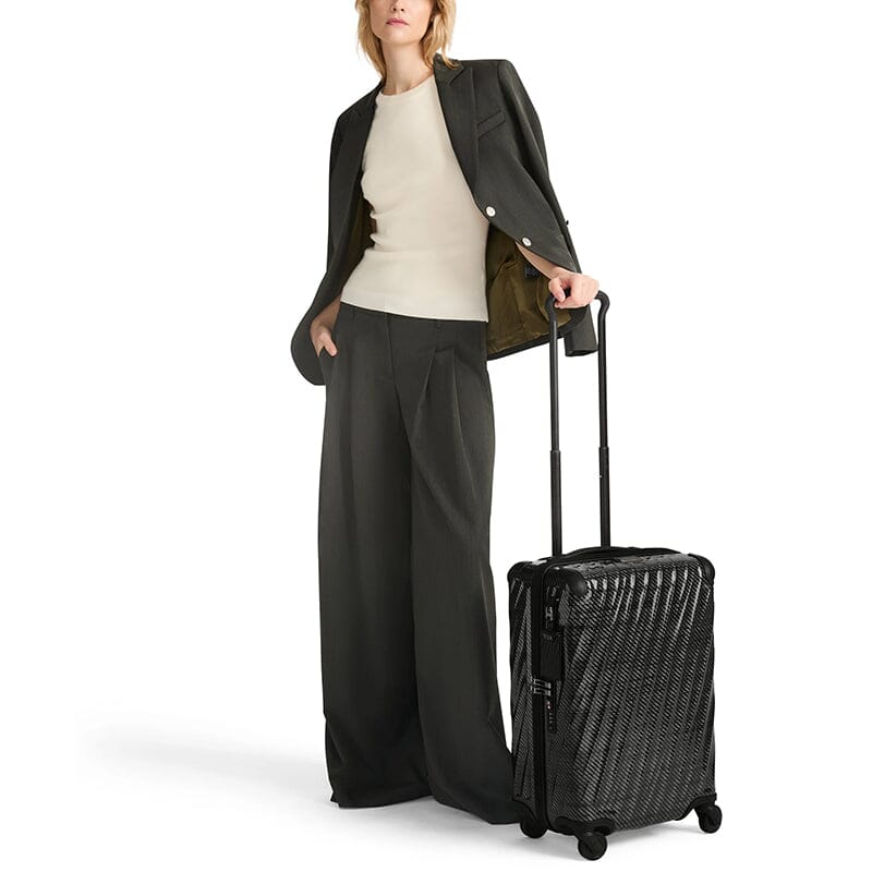 Tumi 19 Degrees Lite Spinner 55 cm Black / Graphite Tumi 
